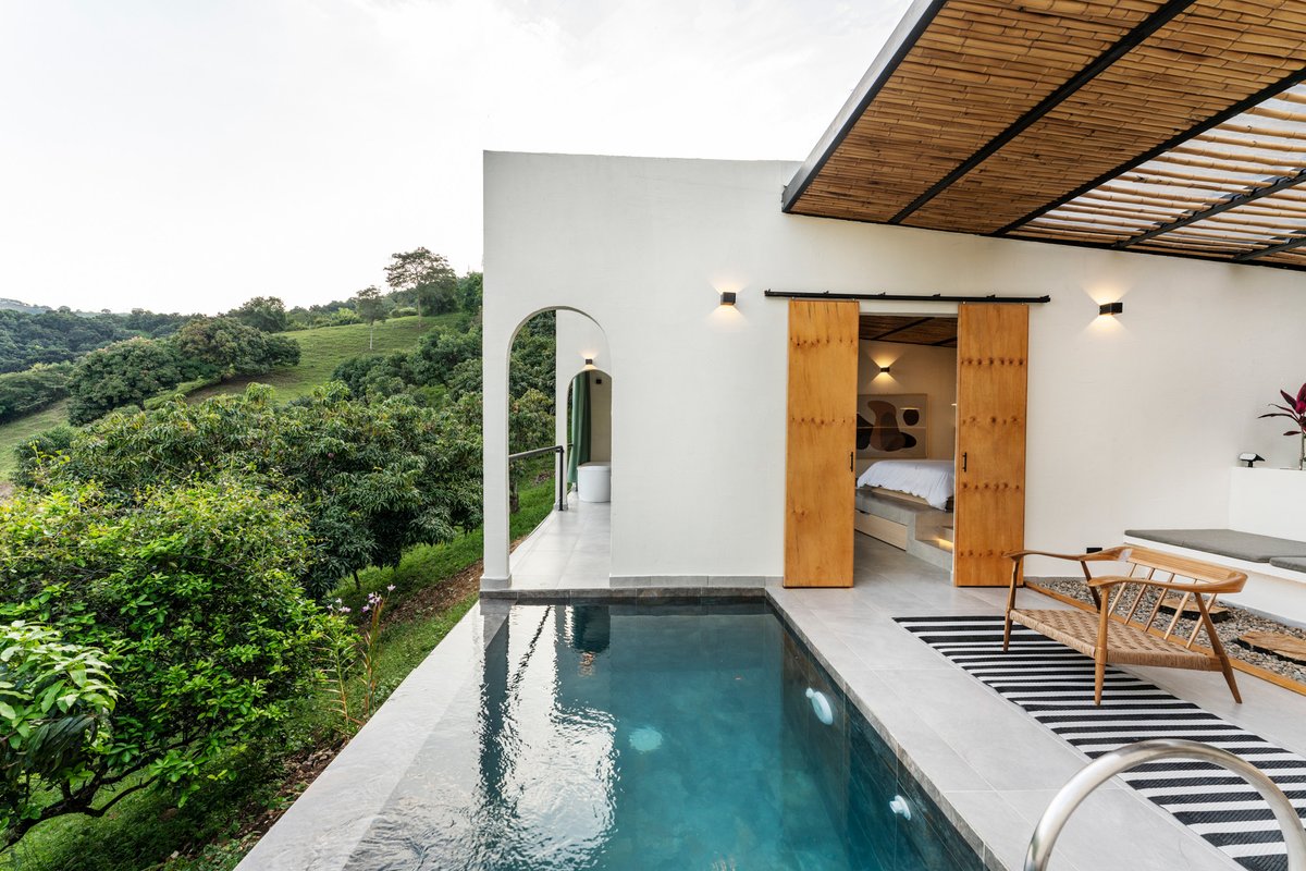 Architizer's tweet photo. #ProjectOfTheDay: Casa Caoba by PAE

Casa Caoba  rests on a stone foundation that adapts to the pronounced topography of the site. From here, five parallel walls extend and organize the four domestic modules of the project.

📍Colombia
Details: https://t.co/XArDFzbNHZ https://t.co/d8tkQok9ad