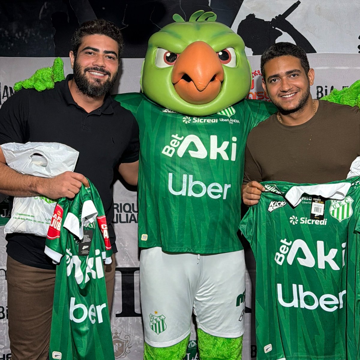 UEC_Oficial's tweet photo. TODO MUNDO É VERDÃO! 💚

O final de semana teve casa cheia no Parque do Sabiá com o show de Henrique e Juliano, e o Uberlândia SAF também marcou presença nesse grande evento!

O Periquitão encontrou a dupla e entregou os mantos do Verdão, levando um pouco da nossa história e paixão para dois dos maiores nomes da música sertaneja do país.

Foi um momento especial para reforçar cada vez mais a presença do nosso Uberlândia em grandes eventos e diferentes públicos.