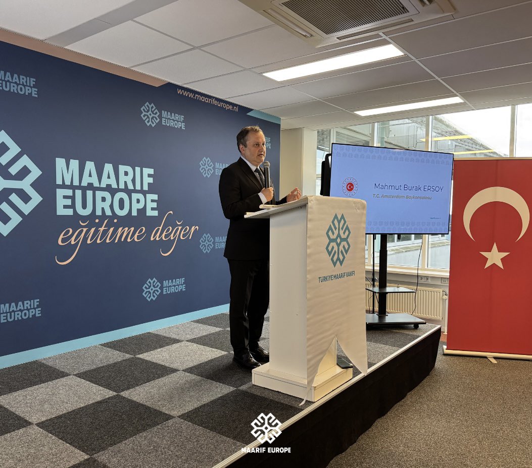 maarif_europe's tweet photo. Programda; T.C. Amsterdam Başkonsolosu Sayın Mahmut Burak Ersoy, Maarif Europe Direktörü Sayın Sabri Yıldırım ve sanatçımız Kezban Arslan konuşmalarını gerçekleştirdiler. https://t.co/eDgmITnS1m