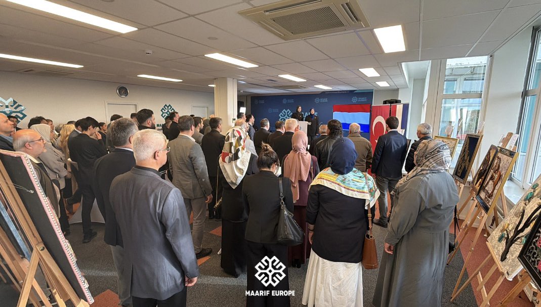 maarif_europe's tweet photo. Merkezimizde, sanat eğitmenimiz Kezban Arslan’ın “Bağ Kurmak” adlı Filografi Sergisi’nin açılışını kıymetli misafirlerimizin katılımıyla gerçekleştirdik. https://t.co/7NCrrtGMpI
