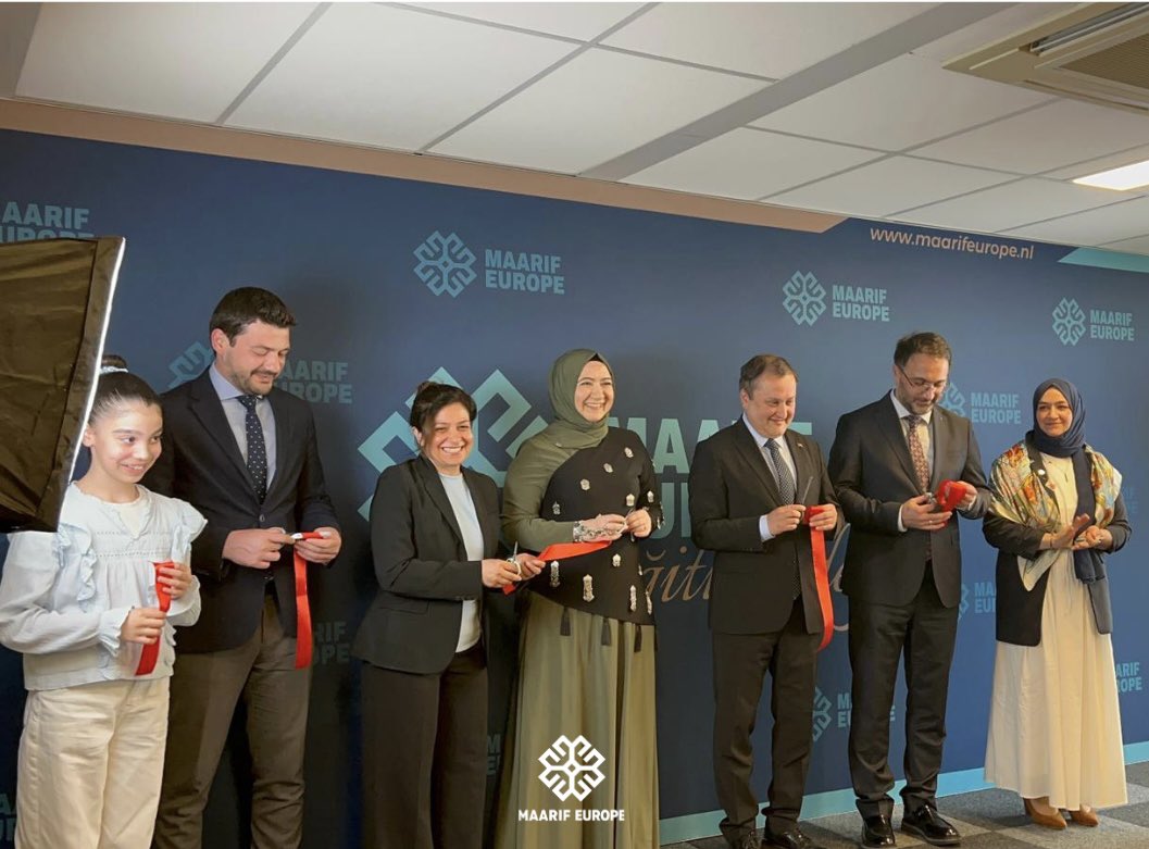 maarif_europe's tweet photo. Merkezimizde, sanat eğitmenimiz Kezban Arslan’ın “Bağ Kurmak” adlı Filografi Sergisi’nin açılışını kıymetli misafirlerimizin katılımıyla gerçekleştirdik. https://t.co/7NCrrtGMpI
