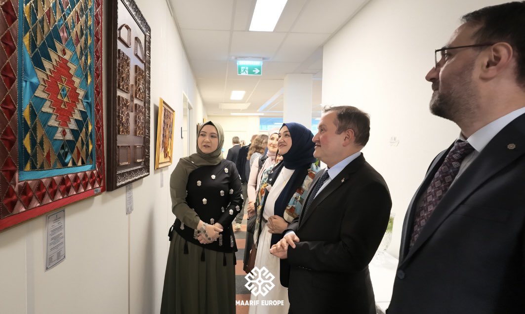 maarif_europe's tweet photo. Merkezimizde, sanat eğitmenimiz Kezban Arslan’ın “Bağ Kurmak” adlı Filografi Sergisi’nin açılışını kıymetli misafirlerimizin katılımıyla gerçekleştirdik. https://t.co/7NCrrtGMpI