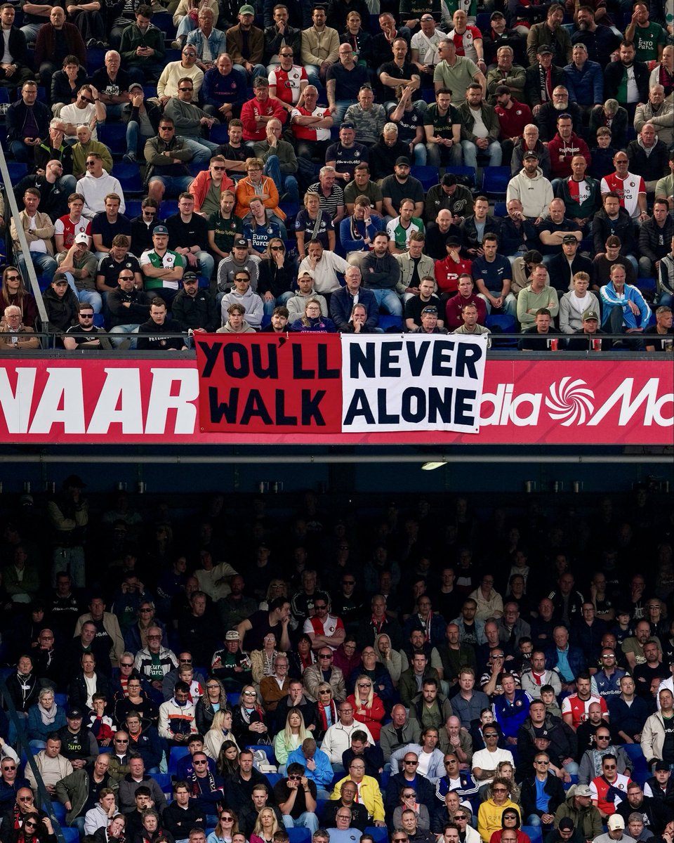Persie_Official's tweet photo. Grote dank aan onze supporters voor jullie steun en passie dit seizoen. Waar wij gingen, waren jullie 👏

Ook veel waardering voor de spelers, staf en alle medewerkers die, ondanks de uitdagingen, dag in dag uit alles hebben gegeven voor deze fantastische club. 

Zondag nog één keer alles geven voor @Feyenoord 
🖤🤍❤️