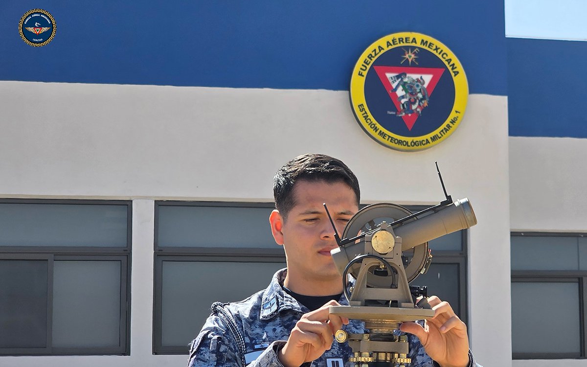 ComandanteFAM's tweet photo. Las y los meteorólogos de la #FuerzaAéreaMx son personal especializado en el estudio de la atmósfera y los fenómenos que en ella ocurren. Elaboran reportes meteorológicos, análisis, estudios y pronósticos del clima; su labor no solo fortalece la seguridad de nuestras Fuerzas Armadas, sino que también brindan protección y apoyo al pueblo de México, mediante el sistema de alerta temprana. 

Reconocemos la dedicación y entrega de quienes estudian y vigilan el cielo para el bienestar de todos los mexicanos. 

@Defensamx1