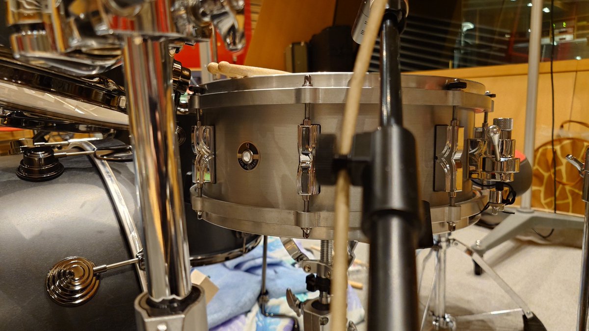 tto_ling's tweet photo. 本日のドラムテック。
久々に登板!Q drum Cast Aluminum。
これめちゃめちゃいいんです。
ちなみに深さ7もたまたま手に入ってしまいました...。お楽しみに。
#dw #Qdrum https://t.co/dlUn5wC7kL