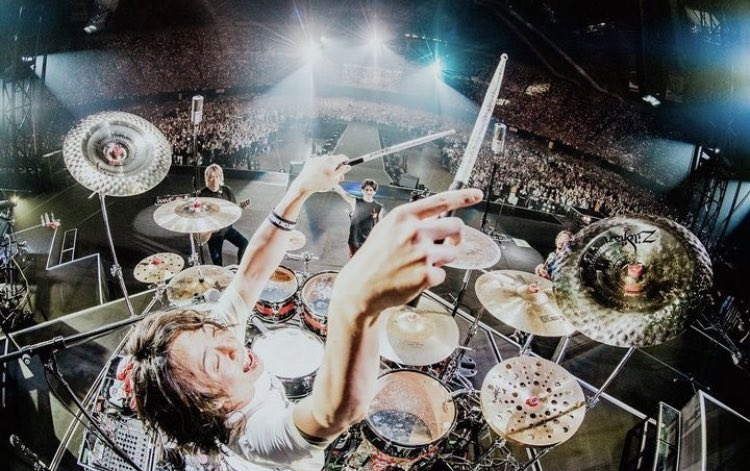 rocqnow's tweet photo. 過去の今日=2023年5月13日

ONE OK ROCK が札幌ドームで初ライブを行った日。他県からの動員が他会場に比べて少ないことや、そもそもの客席が多いことから、日本で最もライブを行うのが難しいとされていたドーム会場。Toruの結婚式で演奏するため制作された楽曲「Forever Us」を初披露した。 https://t.co/AG6CFWxgte