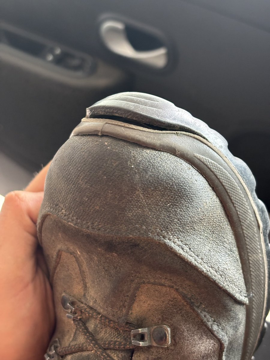 T_R_Ash_'s tweet photo. @Decathlon et bonjour 👋🏻 Alors comment dire ? Vos chaussures Crosshunt 120 sont très agréable à porter par contre la semelle qui se décolle au bout d’un an ça c’est très moyen 😣 https://t.co/k8FInK5Ppd