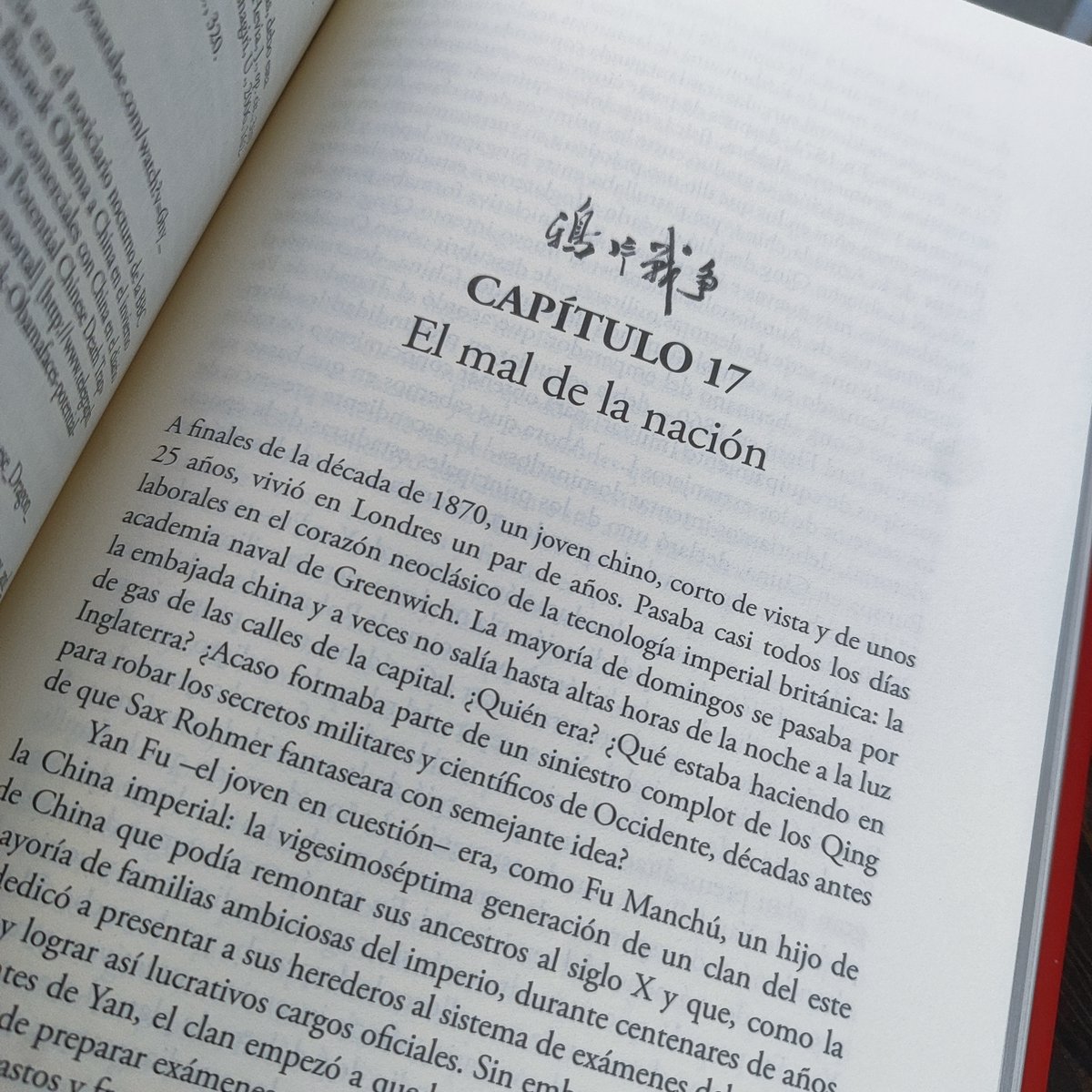 LibrosdHistoria's tweet photo. «La Guerra del Opio», de Julia Lovell.
➡️ Consíguelo en https://t.co/WXKJ6t6SNu ⬅️

La historia, a grandes rasgos, es de sobra conocida.

Gran Bretaña compraba té, seda y porcelana a China, pero China apenas quería productos británicos. Para corregir ese desequilibrio, la Compañía de las Indias Orientales encontró una solución moralmente miserable y económicamente brillante: inundar el país de opio bengalí.

Cuando el Imperio Qing intentó frenar el tráfico, Londres no aceptó la pérdida de negocio, y envió las cañoneras.

Lo que siguió fue una de las páginas más vergonzosas del imperialismo británico. Una serie de guerras desiguales, tratados impuestos, la ciudad de Hong Kong anexionada como consecuencia del Tratado de Nanking, el Palacio de Verano arrasado y una herida que China terminaría por convertir en todo un símbolo nacionalista al presentarlo como el inicio de un “siglo de humillación”.

Pero Lovell no trata de presentar una simple fábula de buenos y malos. Exhibe la hipocresía victoriana que disfrazó el narcotráfico de libre comercio, pero también la torpeza, la corrupción y la ceguera de la corte Qing, incapaz de entender la magnitud del desastre. Una obra fascinante en la que encontramos comerciantes sin escrúpulos, funcionarios aterrados, emperadores mal informados y políticos que hablan de principios mientras protegen intereses muy concretos.

Sin embargo, Lovell no pretende únicamente arrojar luz sobre el pasado narco de la Gran Bretaña victoriana. Aquella tragedia, casi olvidada durante décadas, fue recuperada por el nacionalismo chino moderno para convertirse en un mito político de enorme utilidad. «La Guerra del Opio» es un fascinante ensayo que nos empuja a mirar de frente la violencia económica del Imperio británico, pero también la forma en que China ha utilizado esa humillación para construir un relato, una identidad y una legitimidad política que explica por qué China sigue mirando a Occidente con una desconfianza que no nace de la nada.

«La Guerra del Opio», de Julia Lovell.
➡️ Consíguelo en https://t.co/WXKJ6t6SNu ⬅️

Publicado por @DespertaFerro 

#librosdehistoria #leerhistoria #lahistoriamola #somoshistoria #historiaparatodos #HistoriadeChina #GuerradelOpio