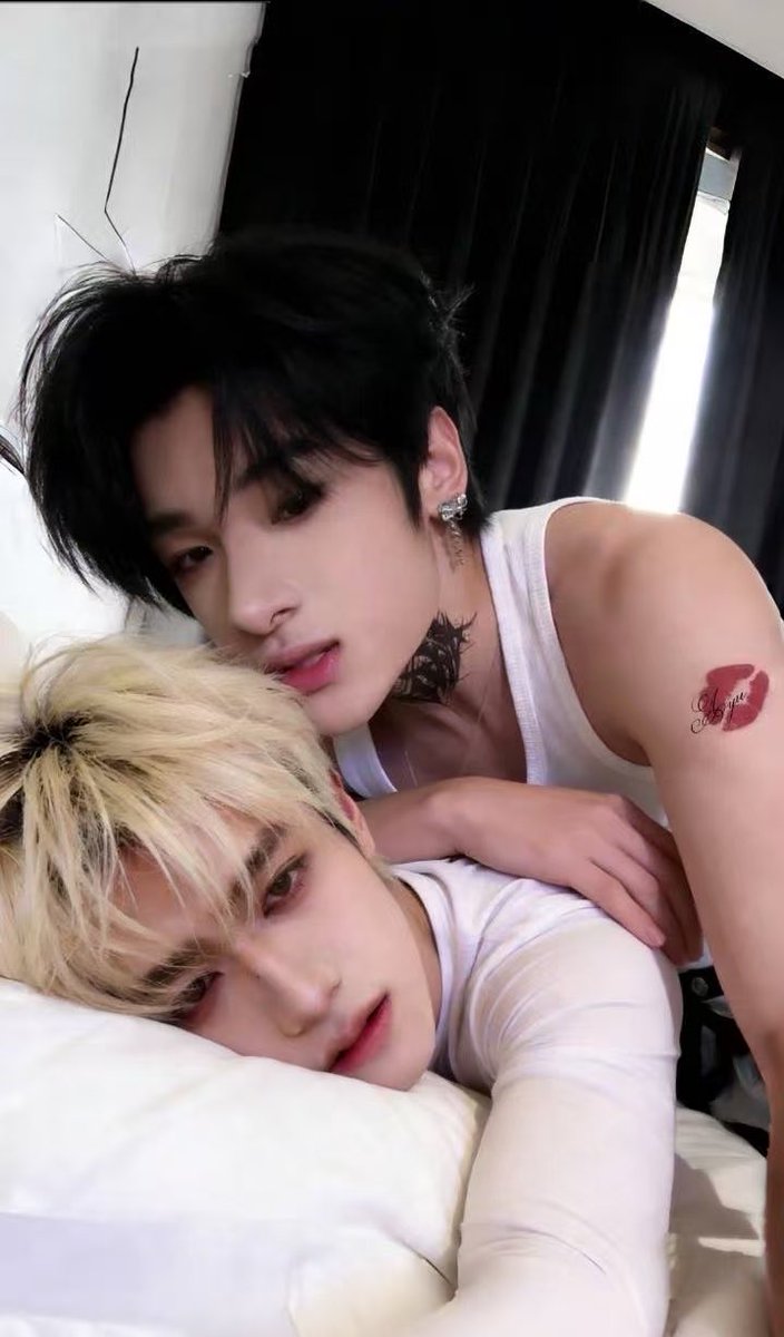 Zznndfvlf's tweet photo. 两人肌肤相贴，身体交叠，情潮涌动。朱志鑫难耐地喘息，全身泛红，已经完全被张峻豪操熟了 https://t.co/qNZ6Ih1Vgm