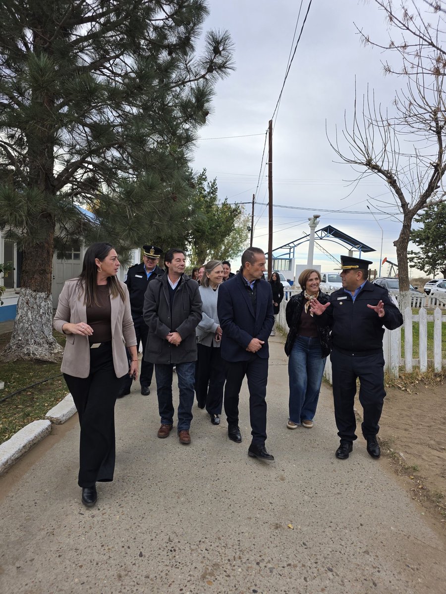lorebarabini's tweet photo. Acompañando al Ministro @JorgeTobaresOk en su recorrida por la Región de la Comarca.
Estuvimos en la Escuela de Agentes de Policía donde el equipo del CAV dictó el módulo 8 de Ley Micaela acerca de la prevención e intervención ante el delito de Trata de Personas y Explotación. https://t.co/PY5LMCfXw2