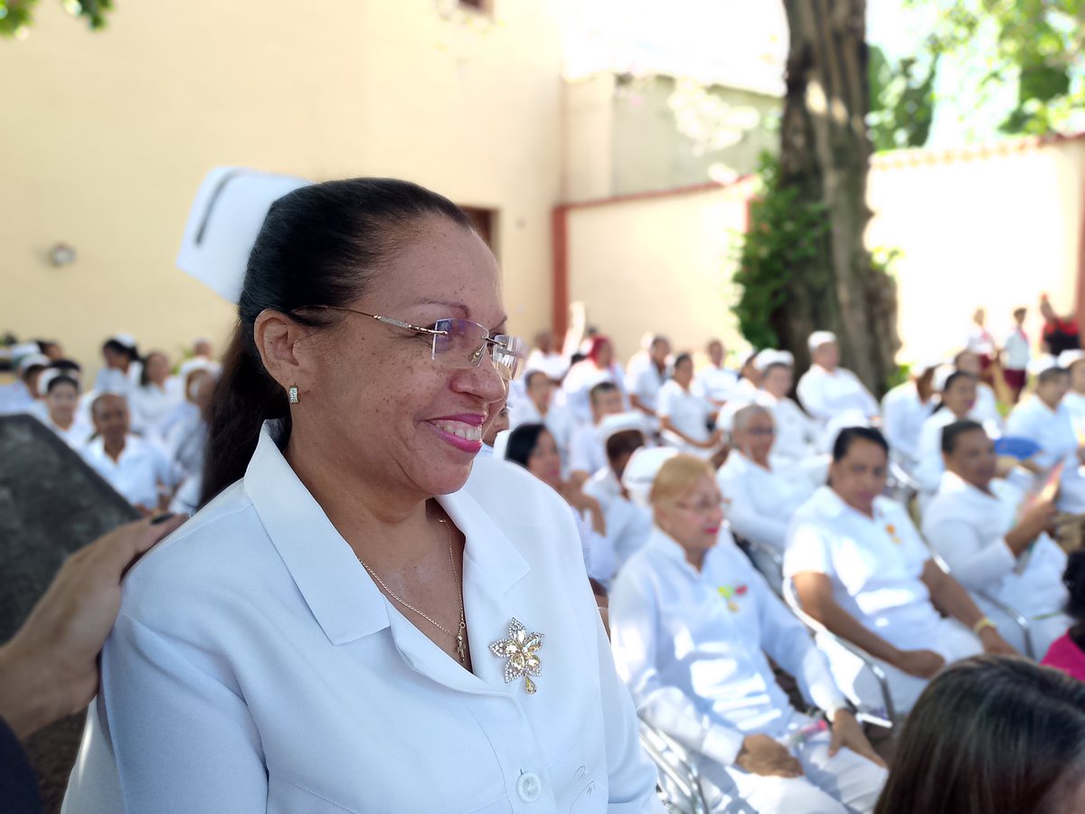 GranmaDps's tweet photo. Hoy la enfermería de Granma se honra al reconocer la vida y obra de la Lic. Martha Elena Guerra Mendoza, ejemplo de profesionalismo, ciencia y amor al prójimo.  
Recibe el Sello de la Excelencia en Enfermería, símbolo de respeto, gratitud y admiración. 
#DPSGranma
#CubaPorLaVida https://t.co/wDOigLCDtx