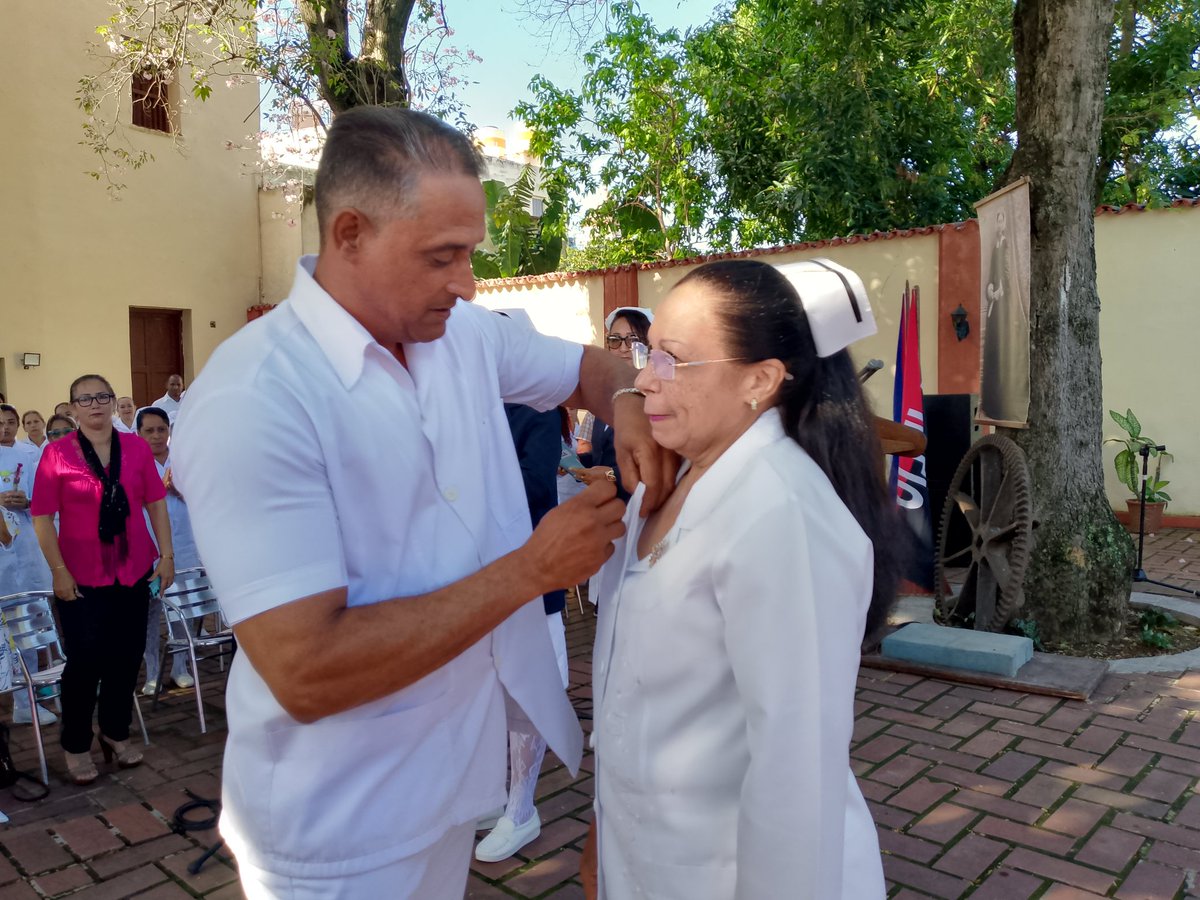 GranmaDps's tweet photo. Hoy la enfermería de Granma se honra al reconocer la vida y obra de la Lic. Martha Elena Guerra Mendoza, ejemplo de profesionalismo, ciencia y amor al prójimo.  
Recibe el Sello de la Excelencia en Enfermería, símbolo de respeto, gratitud y admiración. 
#DPSGranma
#CubaPorLaVida https://t.co/wDOigLCDtx