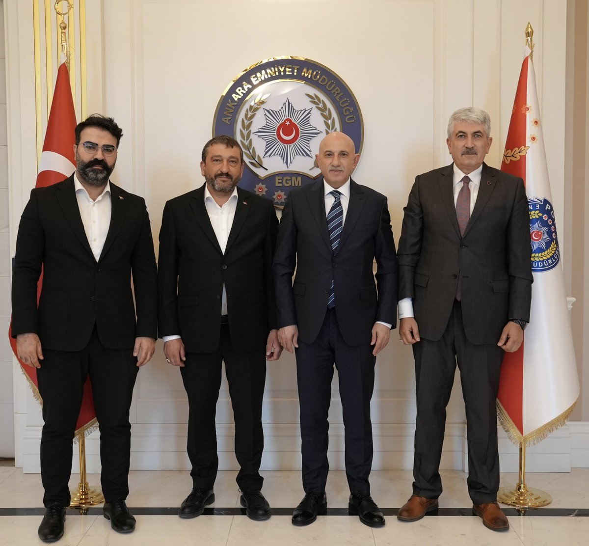 medyais's tweet photo. Genel Başkanımız Sezai Ballı ile Genel Başkan Yardımcılarımız Sinan Özer ve Sefa Özdemir, Ankara İl Emniyet Müdürü Maksut Yüksek’e hayırlı olsun ziyaretinde bulundu.
@Maksutyuksek https://t.co/SzWNIbGJcG