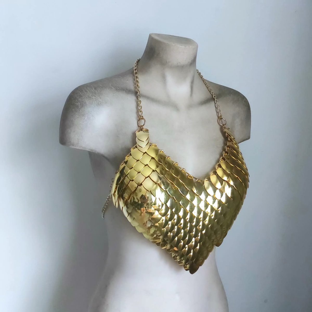 SyntheticDaisy's tweet photo. Our brass #Mermaid bikini top. Constructed out of a combination of woven brass #chainmail &amp; #scalemail. This style has clip closures on the neck and back for an adjustable fit. 

1cm oring acents. Shown in our premium liquid gold colorway.
 https://t.co/Zhow6N8hM2 https://t.co/eWLUE0Ex7M