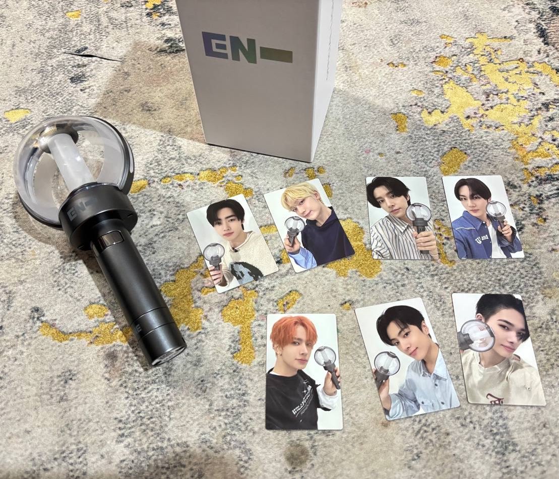 jwl0v's tweet photo. wts enhypen lightstick ver. 2

• condition : 10/10
• only used once at a concert
• RM190 inc postage 

#pasarenhypen #engene #enhypen https://t.co/bjJkemYhmp