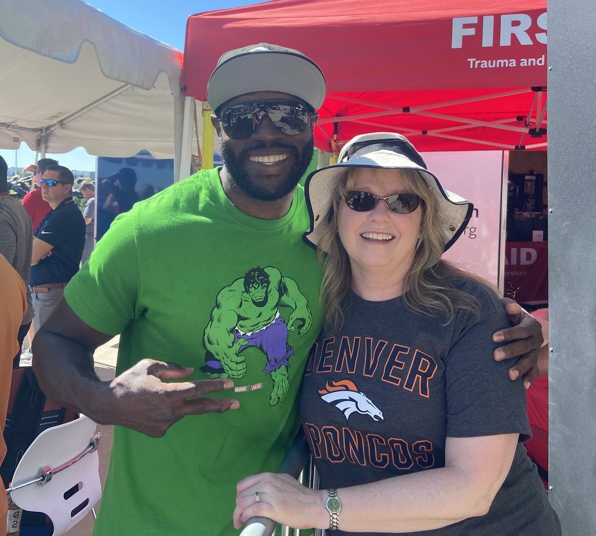 sandiemasters's tweet photo. @NickFerguson_25 @Broncos Nick!  I'm so happy you have this card.  I'm the person that showed this deck to you at training camp when you signed your card for me. RIP Craig https://t.co/DCRBA8HlM4