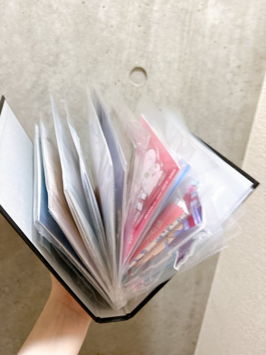 8sayo7honkai's tweet photo. 流行ってるバインダーにアクスタを挟むやつ
やってたら扇状になっちゃったよ https://t.co/bAfDydegLN