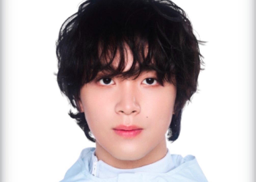 hyuck4ever's tweet photo. whenever his curls pop out around the nape of his neck :(( https://t.co/3vQGRSmiQQ