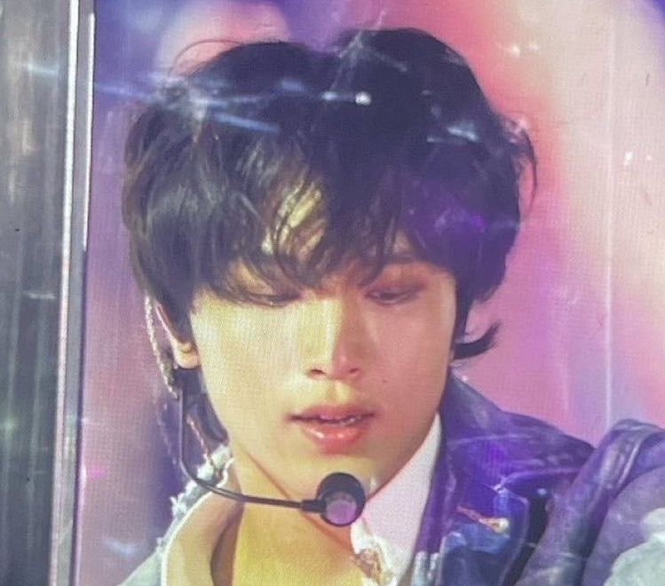 hyuck4ever's tweet photo. whenever his curls pop out around the nape of his neck :(( https://t.co/3vQGRSmiQQ
