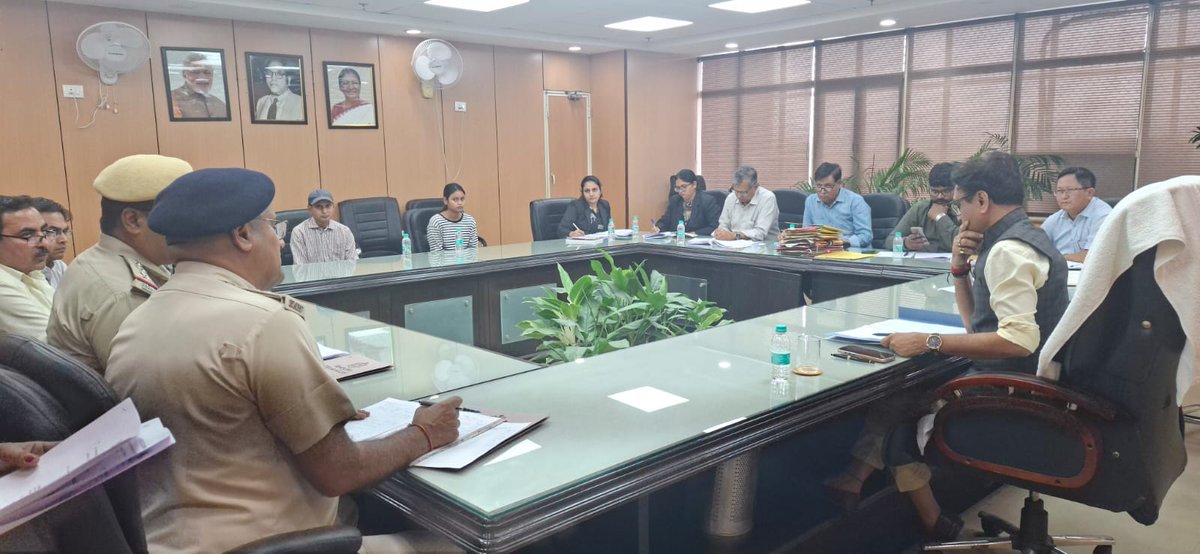 NCSC_GoI's tweet photo. राष्ट्रीय_अनुसूचित_जाति_आयोग (भारत सरकार) के माननीय अध्यक्ष श्री किशोर मकवाणा ने आयोग के नई दिल्ली मुख्यालय में अनुसूचित जाति के लोगों की शिकायतें सुनी ।  शिकायतों के त्वरित निवारण हेतु संबंधित अधिकारियों को निर्देश दिए।  #NCSC #Article338 https://t.co/tKxQGxOkTg