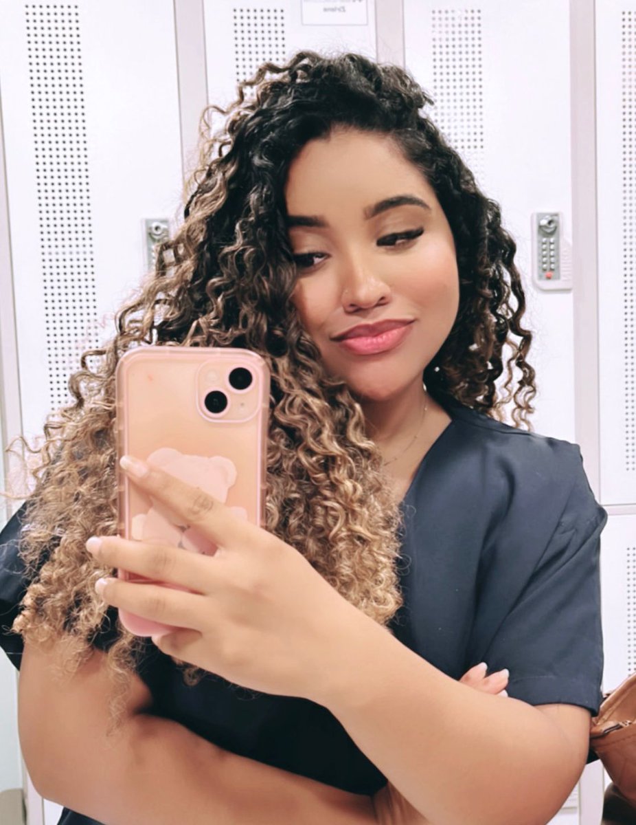JcolJose's tweet photo. Hoje é dia dos enfermeiros e eu não poderia deixar de homenagear ela que tem muita dedicação e esforço pela profissão. É uma mulher forte e responsável que eu admiro bastante!
Te amo muito meu amor @monahbt, e continue sendo essa mulher por quem me apaixonei 💖👩‍⚕️ https://t.co/L7PiaPvd2B