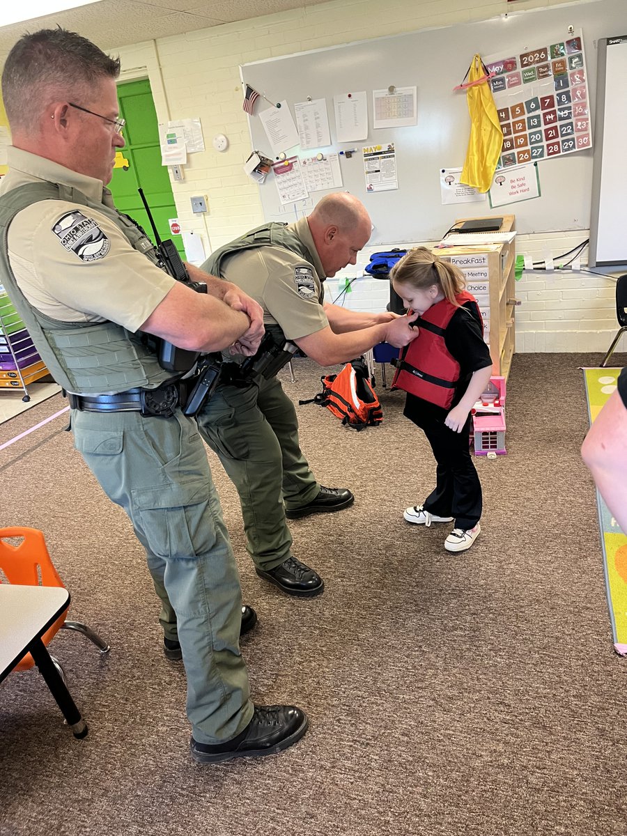 OhioValleyESC's tweet photo. Our students had a wonderful time learning about water safety from Natural Resource Officers, Officer Plumly and Lieutenant Davis. They shared important safety tips, read a story with the children, and even handed out coloring books and badges!
#SERVE
@RHLSD_Colts https://t.co/2uCFtdia4c