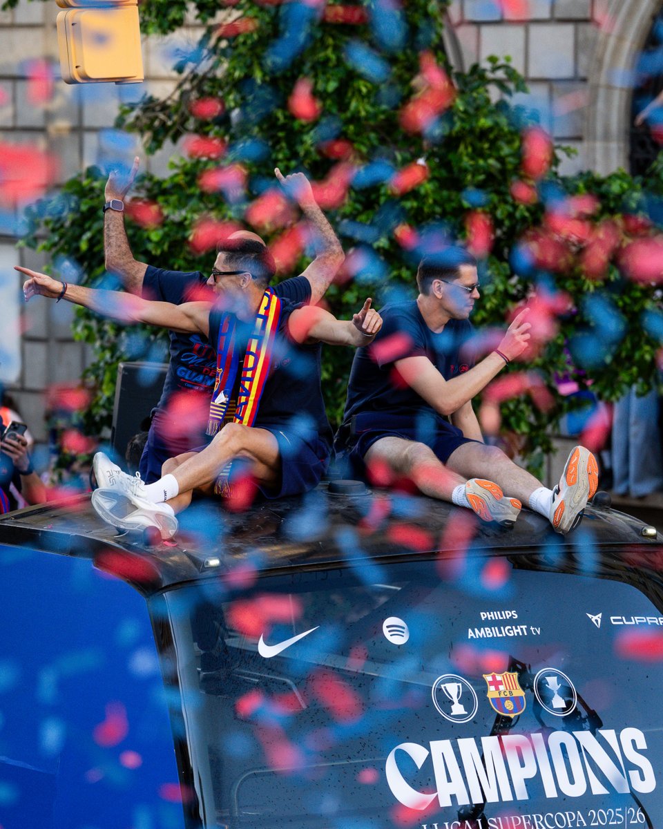FCBarcelona_cat's tweet photo. Van gaudir i molt de la rua 😍 https://t.co/j9YIgbrYTd