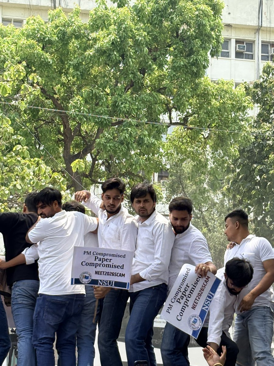 Lokeschoudharyy's tweet photo. NEET-UG पेपर लीक सिर्फ एक परीक्षा घोटाला नहीं, बल्कि लाखों छात्रों के भविष्य के साथ किया गया खिलवाड़ है।

इसी के खिलाफ NSUI ने NTA कार्यालय के बाहर जोरदार प्रदर्शन कर शिक्षा मंत्री धर्मेंद्र प्रधान के इस्तीफ़े की मांग उठाई। सिर्फ परीक्षा रद्द कर देने से न्याय पूरा नहीं होगा। जब तक पेपर लीक कराने वाले नेटवर्क, NTA की जवाबदेही और सरकार की मिलीभगत पर सख्त कार्रवाई नहीं होती, तब तक छात्रों की लड़ाई जारी रहेगी।

हमारी मांग है कि NTA जैसी भ्रष्ट और विफल संस्था को बंद किया जाए। पूरे पेपर लीक स्कैम की स्वतंत्र और निष्पक्ष जाँच कर दोषियों को कड़ी से कड़ी सज़ा दी जाए, ताकि देश के छात्रों का भविष्य सुरक्षित रह सके।
