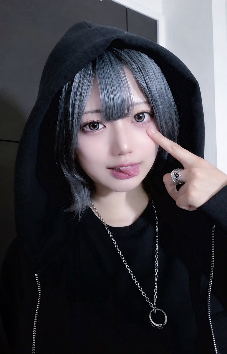 よる㌠😪 tweet media