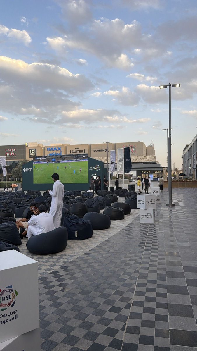 iDotLive's tweet photo. المكان رهييب بس مدري كيف اصارحهم اني قدساوي https://t.co/jEu0L0XjCc
