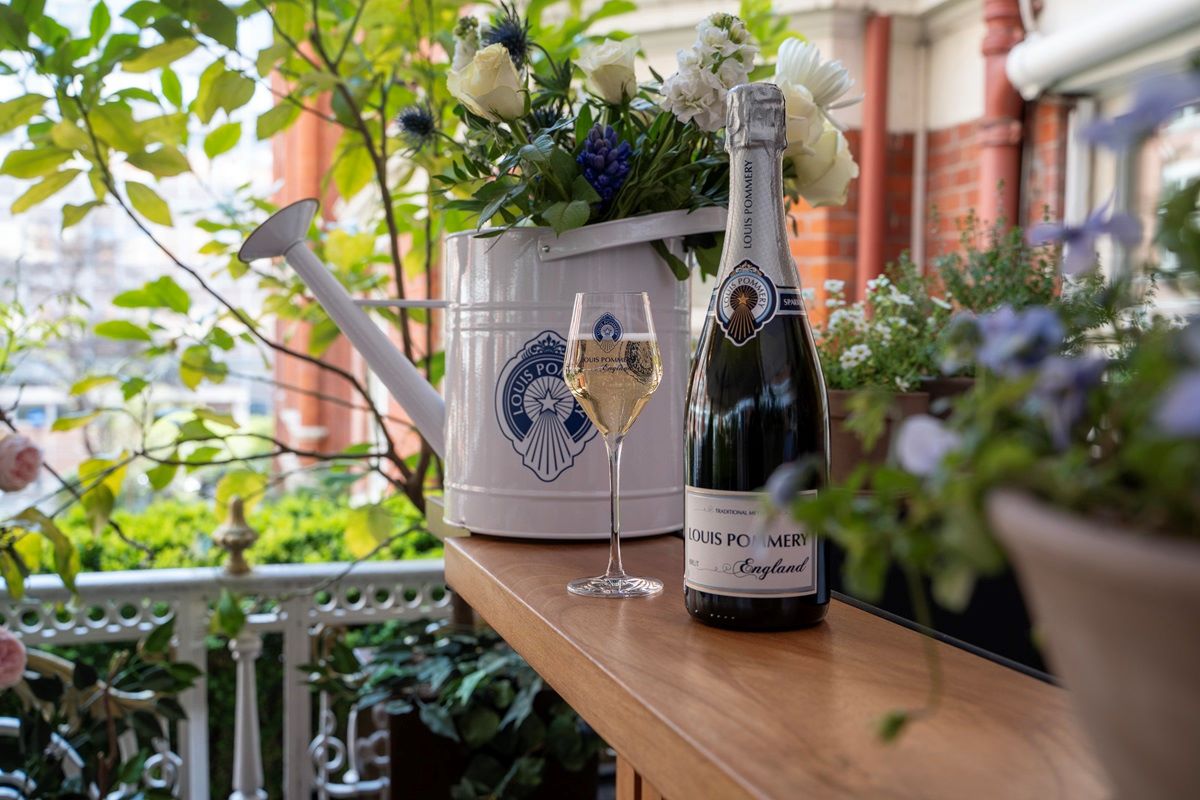 OMOTG's tweet photo. The Terrace at St Ermin’s Hotel has been transformed into a pretty English garden &amp; the perfect place to enjoy some refreshingly crisp &amp; distinctly seasonal English sparkling wines in partnership with Louis Pommery English sparkling wine from Hampshire: https://t.co/phSPwcSsgT https://t.co/ESHFrZ5rOe