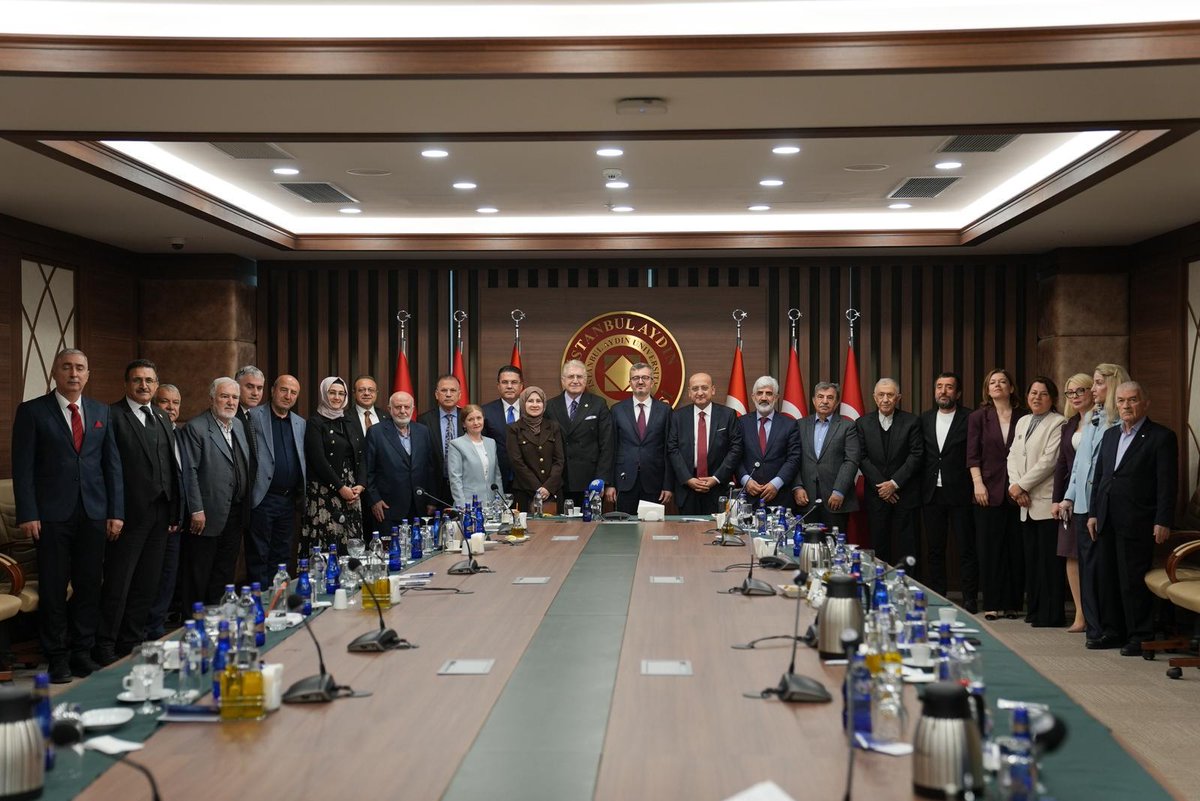 batiplatformu's tweet photo. 8 Mayıs 2026 tarihinde, T.C. Cumhurbaşkanlığı İletişim Başkanımız Prof. Dr. Sayın Burhanettin Duran’ı İstanbul Aydın Üniversitesi Batı Platformu Mayıs ayı toplantımızda konuk olarak ağırladık.

Toplantıda, küresel ölçekte bilginin, iletişimin ve algının giderek daha ++ https://t.co/rJY4eKELHa