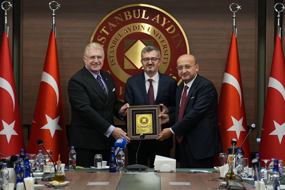 batiplatformu's tweet photo. belirleyici hale geldiği günümüzde Türkiye’nin iletişim vizyonu, kamu diplomasisi çalışmaları ve stratejik iletişim yaklaşımına ilişkin kapsamlı değerlendirmelerde bulunuldu.

Katılımları, kıymetli değerlendirmeleri ve değerli katkıları için Sayın Başkanımıza++ https://t.co/e10wuS3vrD