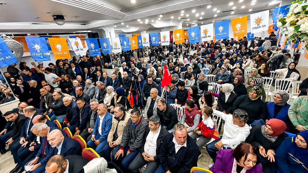 abdullahozdemir's tweet photo. Bu kare bir miting değil.
Bu kare; “Ben bu ülke için hâlâ ne yapabilirim?” diyen insanların fotoğrafıdır.

Gaziosmanpaşa Karadeniz Mahallesi’nde gerçekleşen bu buluşma bize bir şeyi yeniden gösteriyor:
Siyaset sadece kürsülerde değil, mahallede, sokakta, gönülde kurulur.

Yıllar geçti…
Nice seçimler, nice zorluklar, nice tartışmalar yaşandı.
Ama hâlâ ailesinden fedakarlık edip mahalle toplantısına gelen insanlar varsa, bu sadece siyasi bir aidiyet değil; bir hikâyeye inanma meselesidir.

Şimdi bu fotoğrafı 39 ilçemizde ve 961 mahallemizde tazahür etmesi için daha çok çalışacağız. Tam da bu fotoğrafa layık olabilmek için çok çalışacağız.