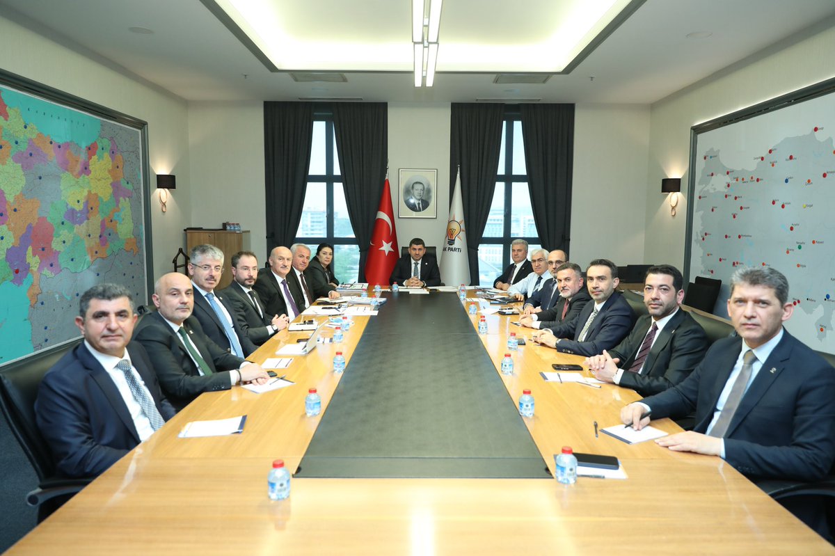 AdemAldemir33's tweet photo. Teşkilat Başkan Yardımcımız, Bölge Koordinatörümüz Sayın Yahya Çelik Başkanımızın başkanlığında; il koordinatörlerimiz ve il başkanlarımızın katılımıyla Akdeniz Bölge Toplantımızı gerçekleştirdik.

Teşkilat çalışmalarımızı kapsamlı şekilde değerlendirerek, önümüzdeki dönem hedeflerimizi ve saha çalışmalarımızı istişare ettik. Birlik, beraberlik ve güçlü teşkilat anlayışıyla çalışmalarımıza kararlılıkla devam ediyoruz.