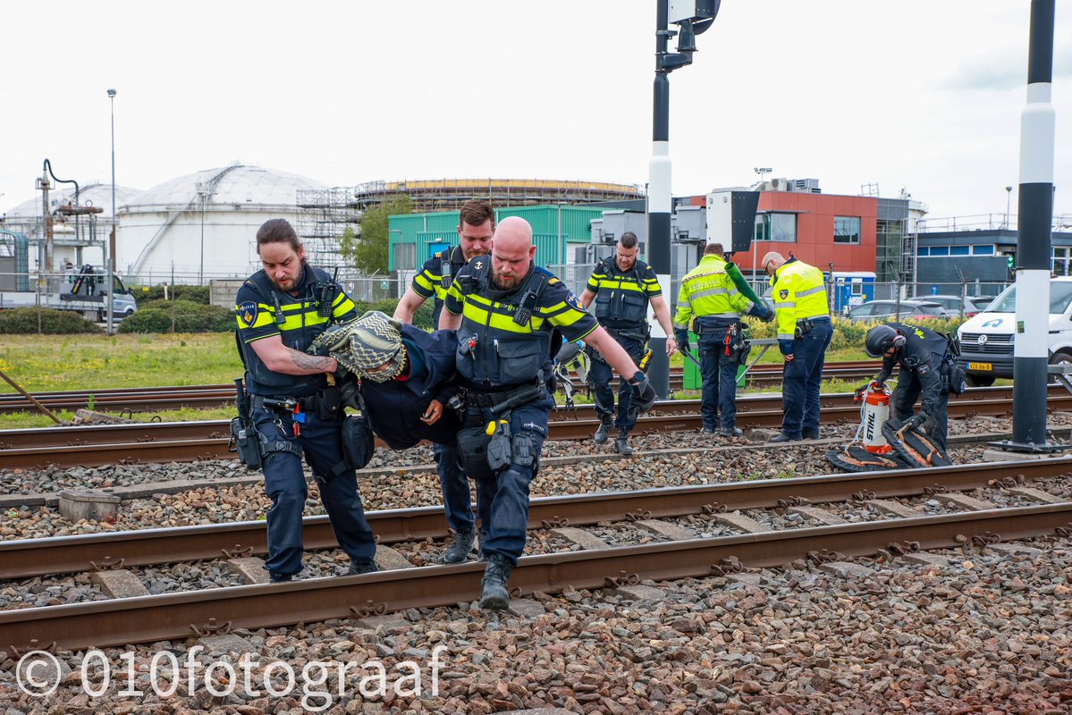 Activisten demonstreren en worden aangehouden bij Pernis