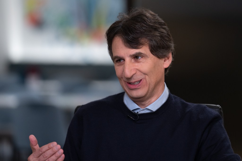Faisant suite à l'intervention d'Aurélie Trouvé ce matin, on retrouve Macron et Marc Rowan, le PDG d’Apollo, pour une alliance parfaite entre l’Élysée et les prédateurs financiers. Ces fonds vautours pillent nos entreprises, licencient et spéculent pendant que le peuple trinque.