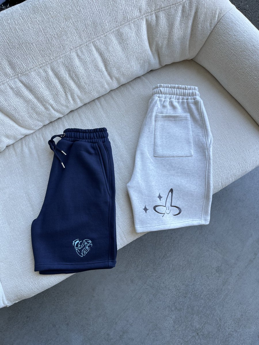 FL0R シ tweet media