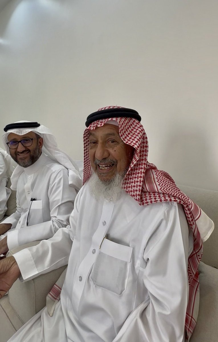 almohannam's tweet photo. التمر والزُبْد

جاء في حديث ابني بُسرٍ رضي الله عنهما أنّهما قالا:
دخل علينا رسول الله ﷺ فقدّمنا له زُبْداً وتمراً، وكان ﷺ يُحِبّ الزُبْد والتمر.
وقال سُفيان الثوريّ رحمه الله:
ما رأيتُ أحسنَ من تمرةٍ على إزادة؛ والإزاد نوعٌ من التمر.

** في الصورة ضيافة سريعة في بيت الراوية الجليل الشيخ علي بن عبدالعزيز السويداء، في مدينة حايل الجميلة حرسها الله 🤍
