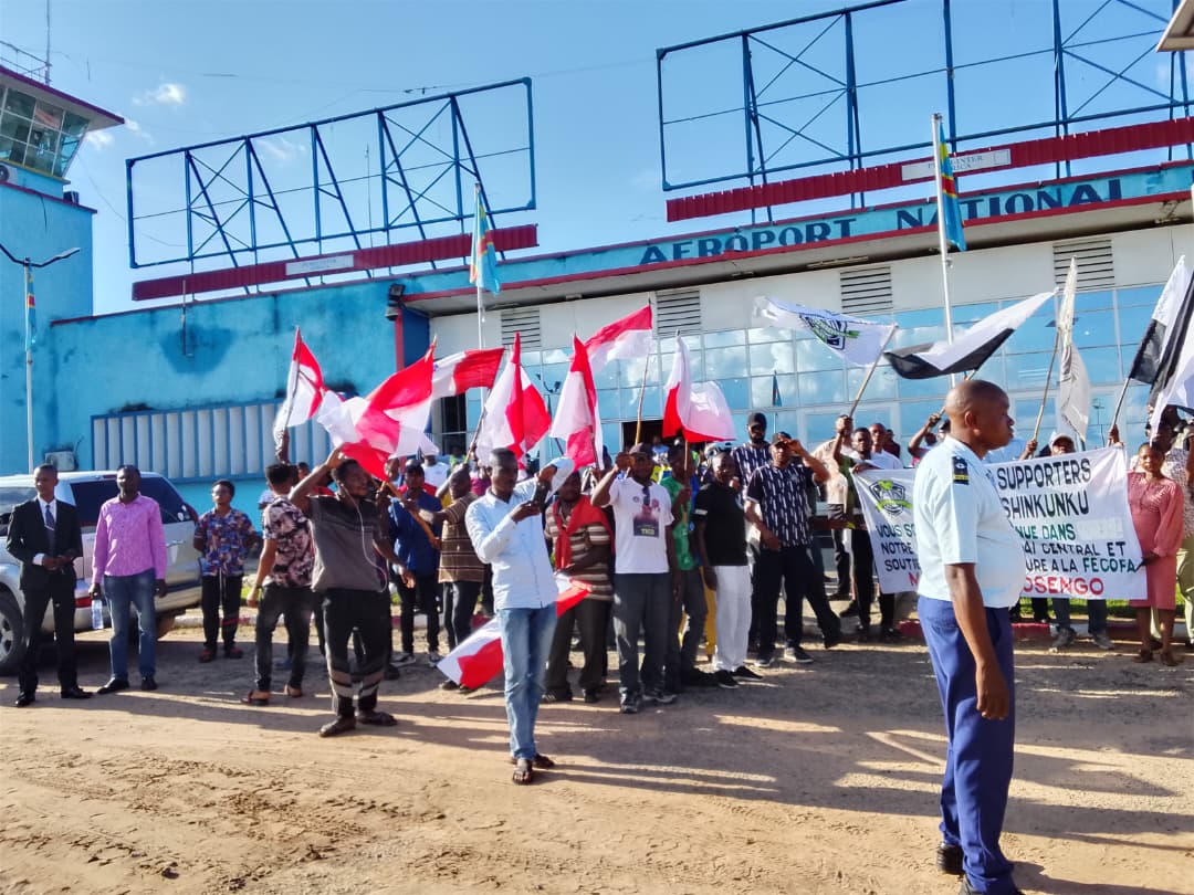 jomasiala4's tweet photo. 🚨FECOFA : Véron Mosengo, unique candidat à la présidence de la FECOFA, a entamé sa campagne électorale dans le grand Kasaï. 
Il a commencé par Mbuji Mayi où il a notamment visité le stade Kashala Bonzola avant de se rendre à Kananga. Il est notament accompagné par Amadou Diaby, un des vice-présidents de sa liste  Une longue semaine de campagne qui ira jusqu'au 19 mai avant le scrutin  du 20 mai prochain. @VeronMosengo @AmadouDiaby01