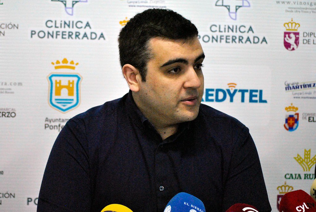 baloncestoSDP's tweet photo. 🎙️ RUEDA DE PRENSA | @oriolpozo 

🗣️ "Es un buen momento para un cambio, tanto para mí como para el equipo"

🗣️ "Ha sido una experiencia brutal jugar como local. La afición ha crecido mucho estos tres años y eso demuestra que el club tiene potencial para seguir creciendo".

🔗👉 https://t.co/Ob4TcRuRkN

#AportaTuGranito #SomosSDP #GraciasOriol