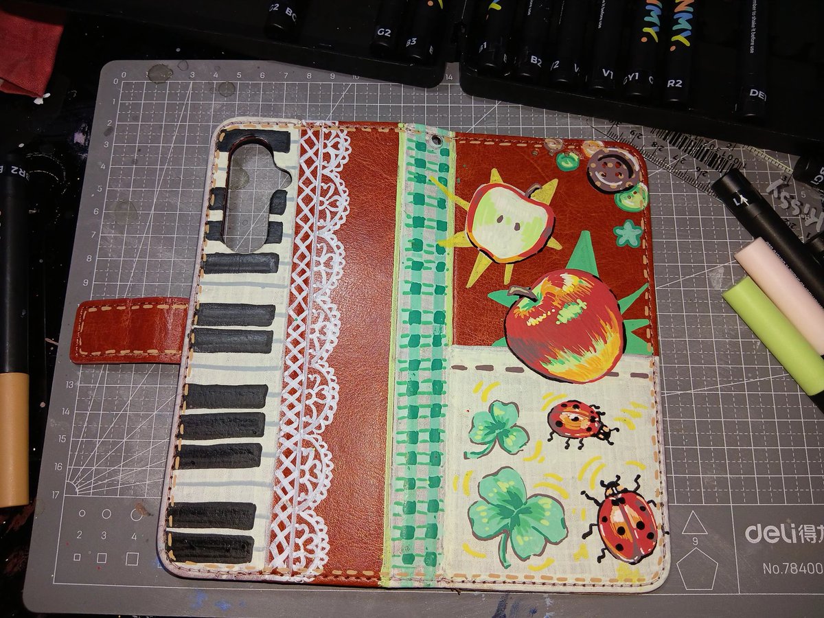 kissykinn_'s tweet photo. decorating my new phone case!!
🍎🍀☘️ https://t.co/o5t0pOxhr8