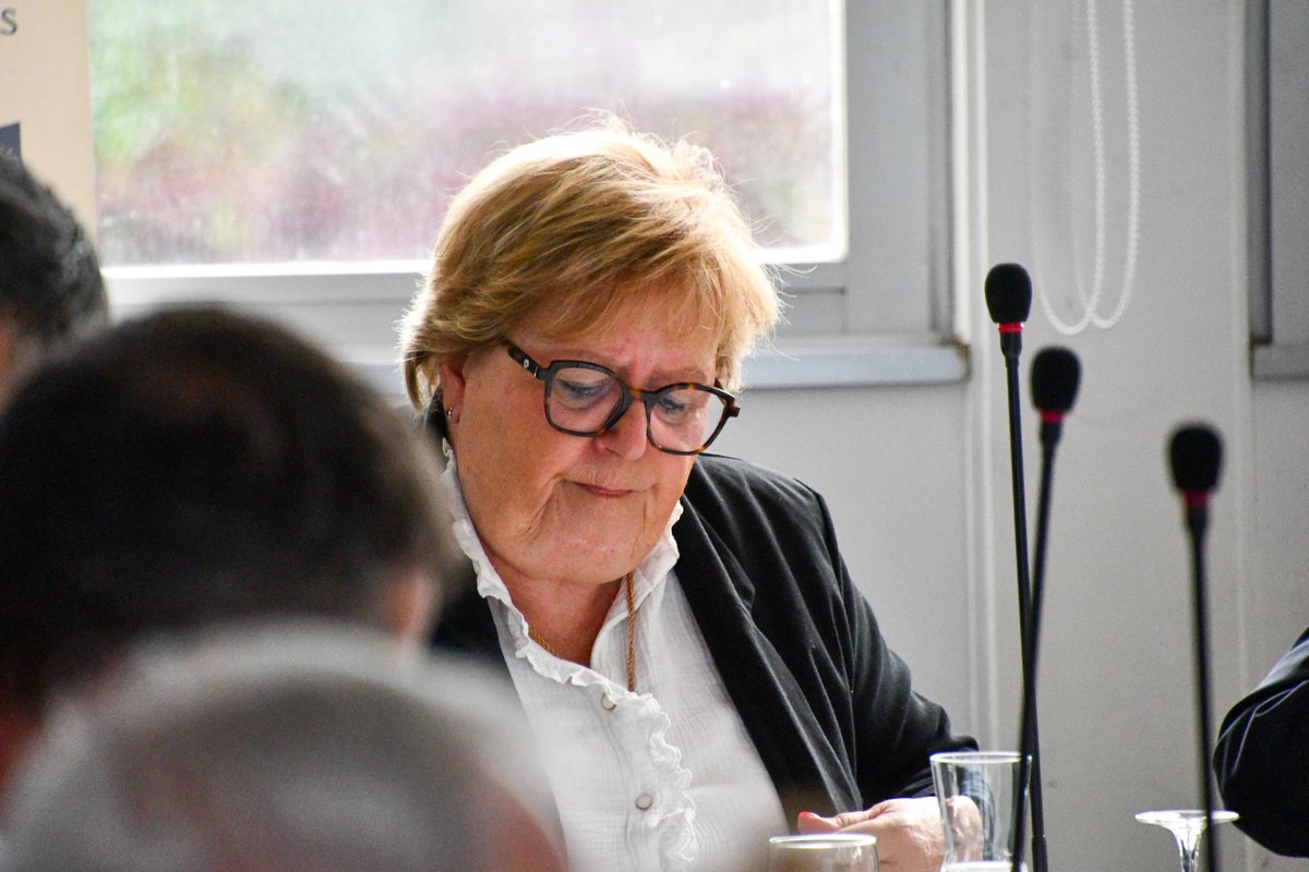 VilleArras's tweet photo. Aujourd'hui, installation du conseil d'administration du CCAS d'Arras, présidé par Frédéric Leturque. 44 agents, 76 000 repas/an, 450 personnes accompagnées... Un nouveau mandat pour mieux accueillir, repérer et accompagner les Arrageois. 💙 #Arras #CCAS #ActionSociale https://t.co/sHREt1TwPW