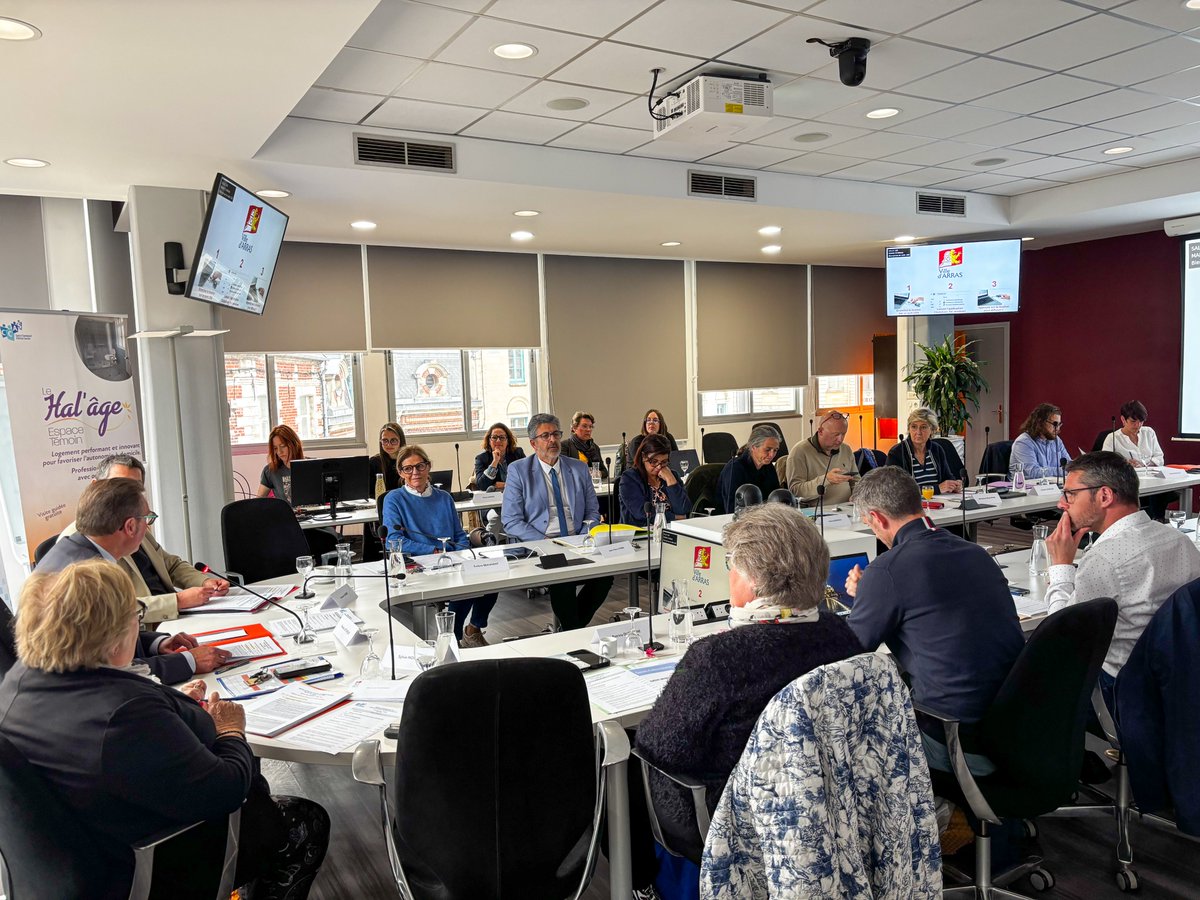 VilleArras's tweet photo. Aujourd'hui, installation du conseil d'administration du CCAS d'Arras, présidé par Frédéric Leturque. 44 agents, 76 000 repas/an, 450 personnes accompagnées... Un nouveau mandat pour mieux accueillir, repérer et accompagner les Arrageois. 💙 #Arras #CCAS #ActionSociale https://t.co/sHREt1TwPW