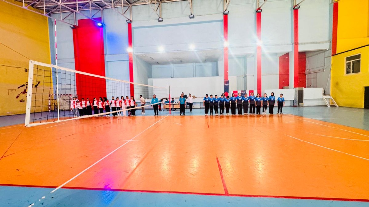 ondergenc72's tweet photo. İmam Hatip Spor Oyunları ortaokul ve lise seviyesi voleybol turnuvasında ikinci günün sonuna geldik. 
Son düdüğe kadar mücadele eden tüm takımlarımızı tebrik eder, destekleriyle gençliğin enerjisine eşlik eden katılımcılara teşekkür ederiz. 👏🏻⚡️
#önder #önderbatman #öncüspor https://t.co/7qjcYqz9VU