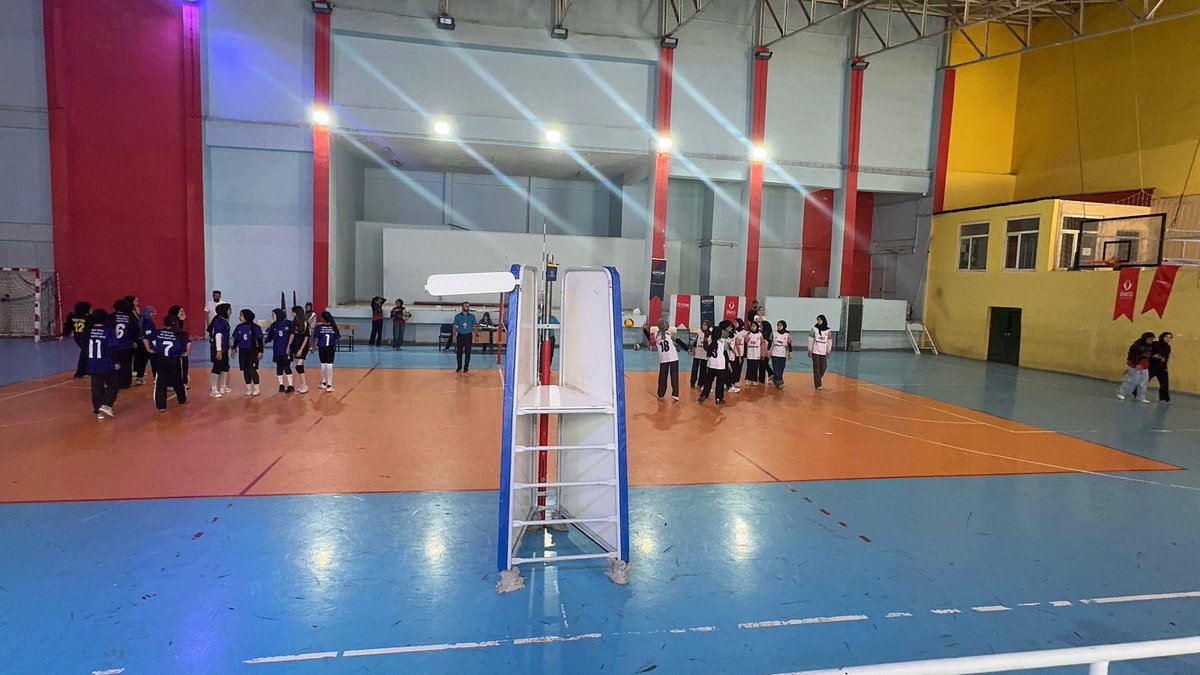 ondergenc72's tweet photo. İmam Hatip Spor Oyunları ortaokul ve lise seviyesi voleybol turnuvasında ikinci günün sonuna geldik. 
Son düdüğe kadar mücadele eden tüm takımlarımızı tebrik eder, destekleriyle gençliğin enerjisine eşlik eden katılımcılara teşekkür ederiz. 👏🏻⚡️
#önder #önderbatman #öncüspor https://t.co/7qjcYqz9VU