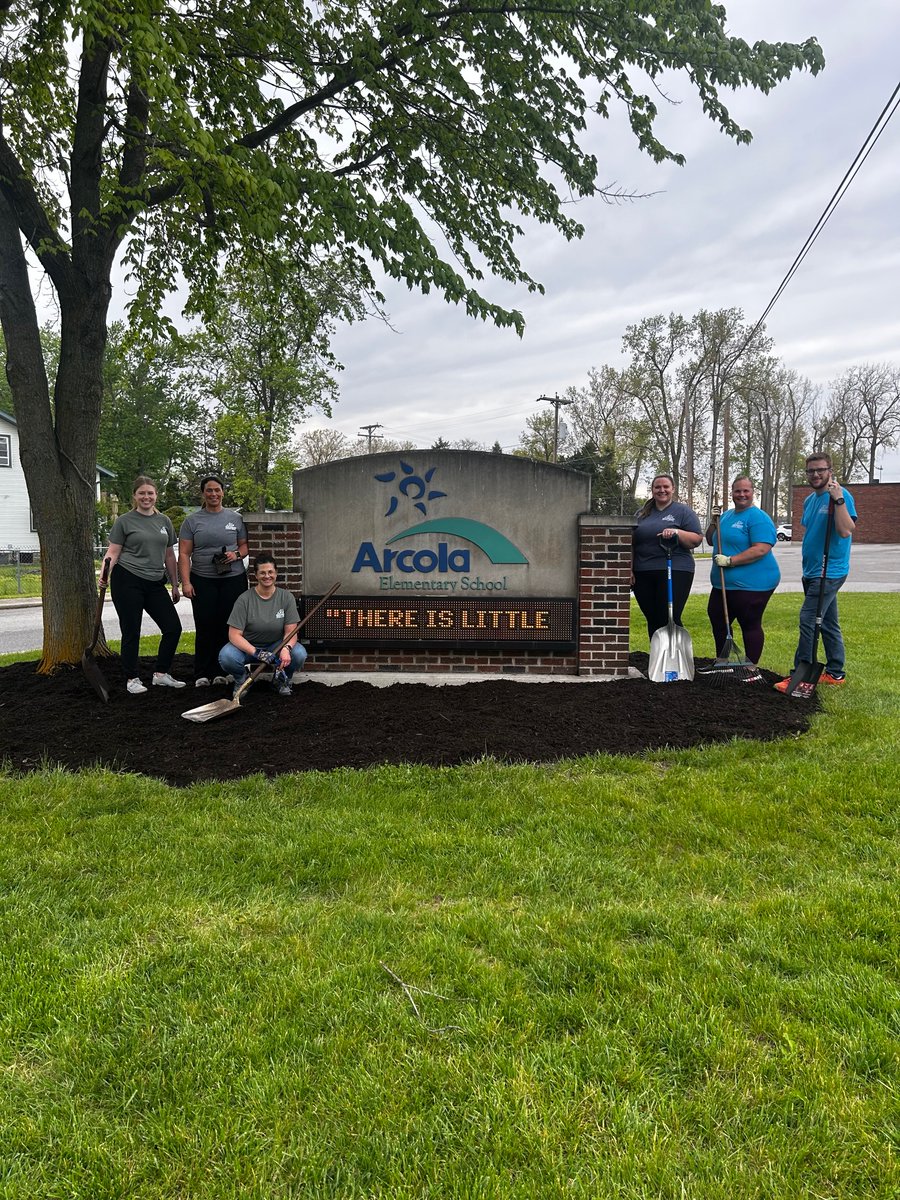 Indianapt's tweet photo. Last Friday, our Illinois Road clinic took part in IPT's Community Day of Service by partnering with Arcola Elementary to help with landscaping around the school grounds.

We’re grateful for the opportunity to serve our communities!🙌 https://t.co/5HOSmpkZlW