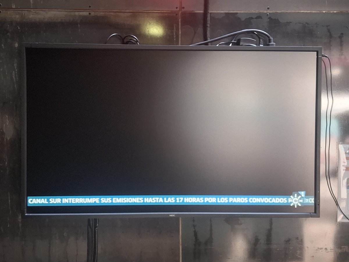 plazaro67's tweet photo. El negro en la emisión de #CanalSur en el monitor de la recepción central del edificio de #FORTA en Madrid por la falta de diálogo de la dirección  ante las reivindicaciones de los profesionales contra la manipulación, la externalización y la precariedad en la cadena #Andalucía https://t.co/4146hVeNTg