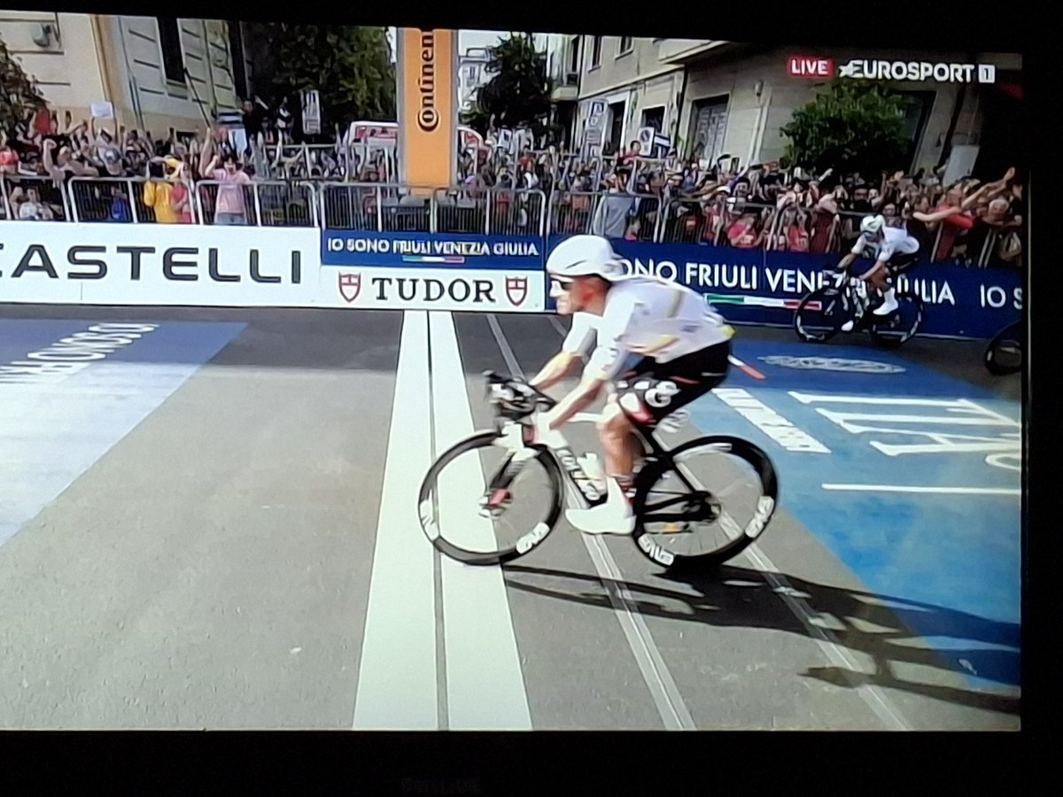 Mertxe_Beriain's tweet photo. Besa Cosenza  @NarvaezJho  @teamuaemirates. Enhorabuena 💪🚴🏆. Enhorabuena @Matxin_ , @Estebanpegna  @rayi_82 y cía 😘😘😘😘 #GirodItalia https://t.co/FzyHzaZQD4