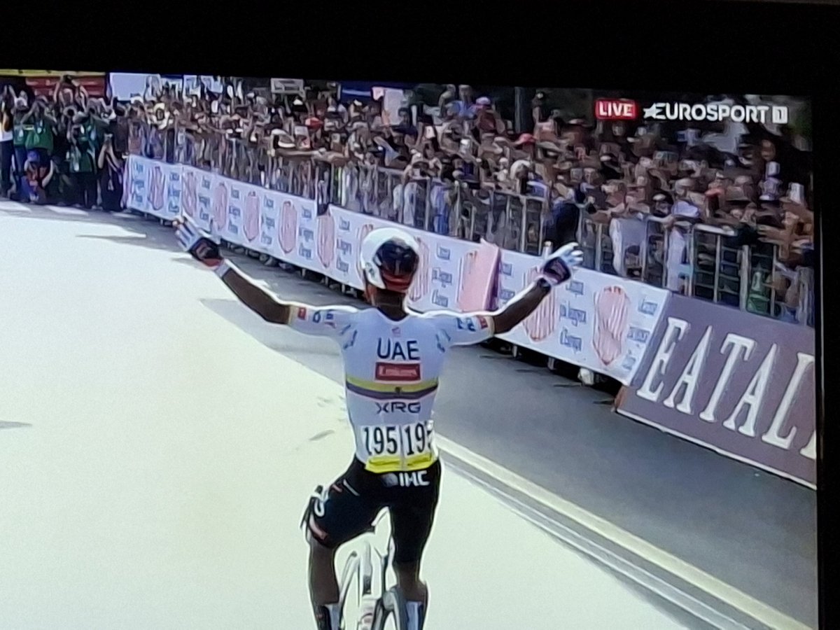 Mertxe_Beriain's tweet photo. Besa Cosenza  @NarvaezJho  @teamuaemirates. Enhorabuena 💪🚴🏆. Enhorabuena @Matxin_ , @Estebanpegna  @rayi_82 y cía 😘😘😘😘 #GirodItalia https://t.co/FzyHzaZQD4